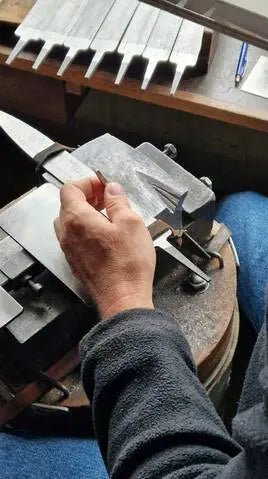 Râpe fauteuil piquées main Auriou - Gaignard Millon